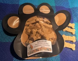Salmon Parmesan treats contain: salmon, Parmesan cheese, flax seed, oatmeal flour and water.