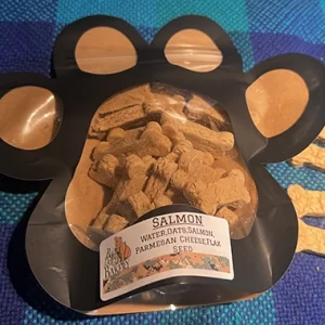Salmon Parmesan treats contain: salmon, Parmesan cheese, flax seed, oatmeal flour and water.